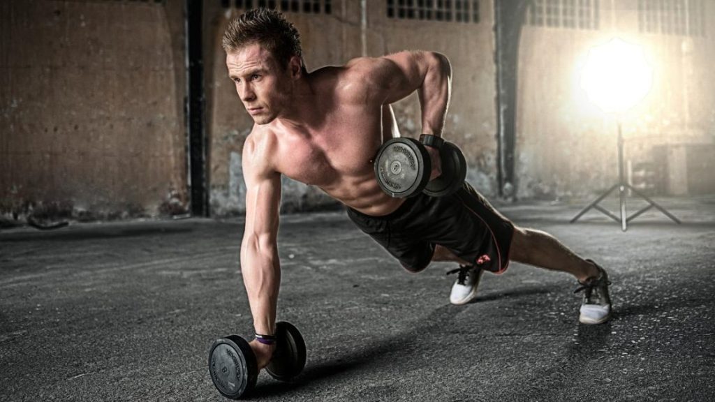 Thuisgym inrichting met gewichten en trainingsapparatuur voor effectief trainen zonder sportschool