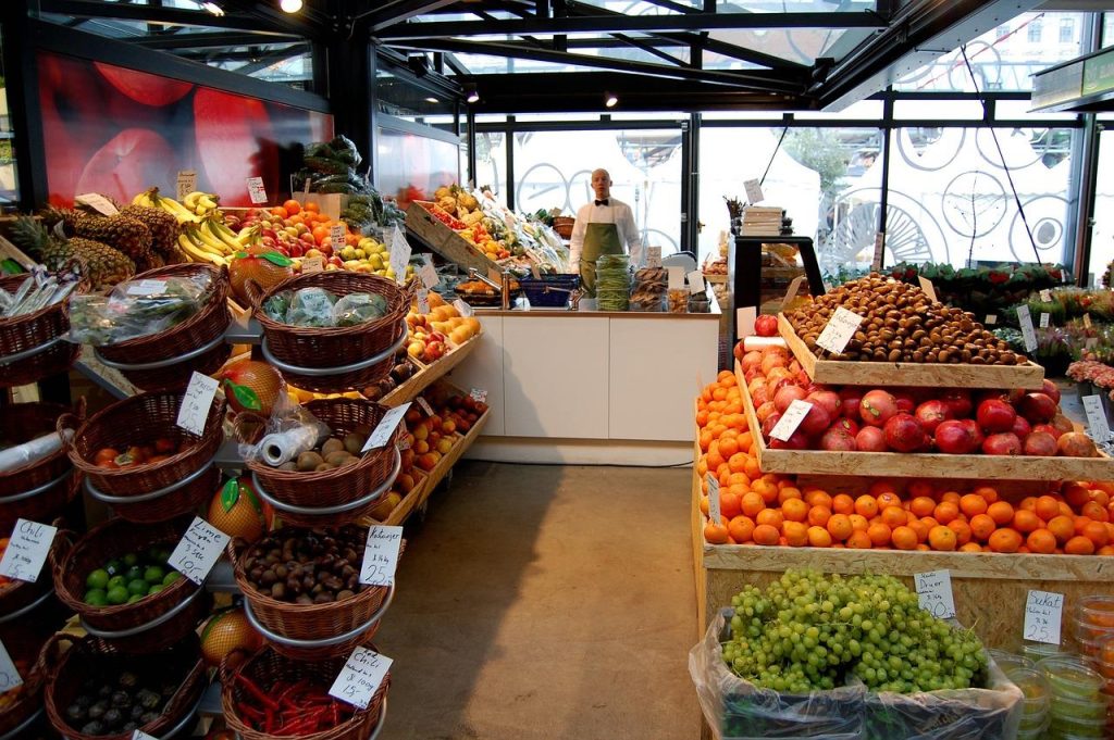 Assortiment fair trade producten in de Wereldwinkel in Arnhem met handgemaakte cadeaus en biologische levensmiddelen