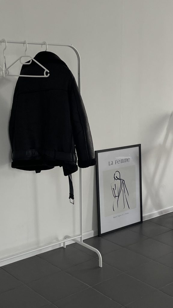 Essentiële basics voor elke kledingkast: neutrale kledingstukken zoals T-shirts, jeans, blazer en trenchcoat voor een perfect