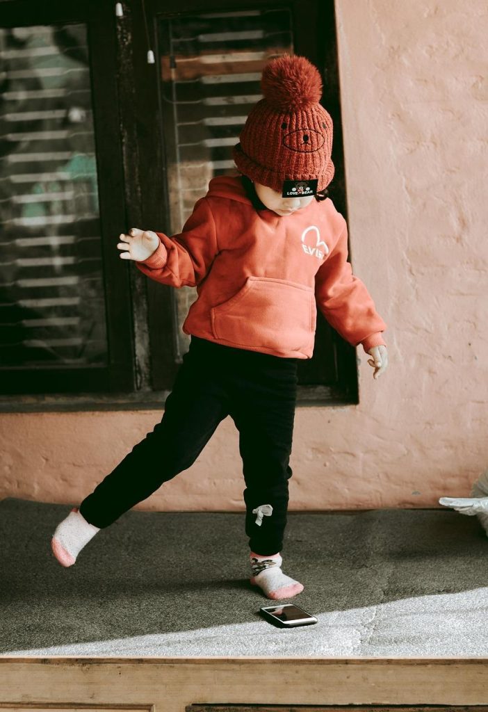 Kind stijlvol en comfortabel gekleed met ademende stoffen en kleurrijke outfit