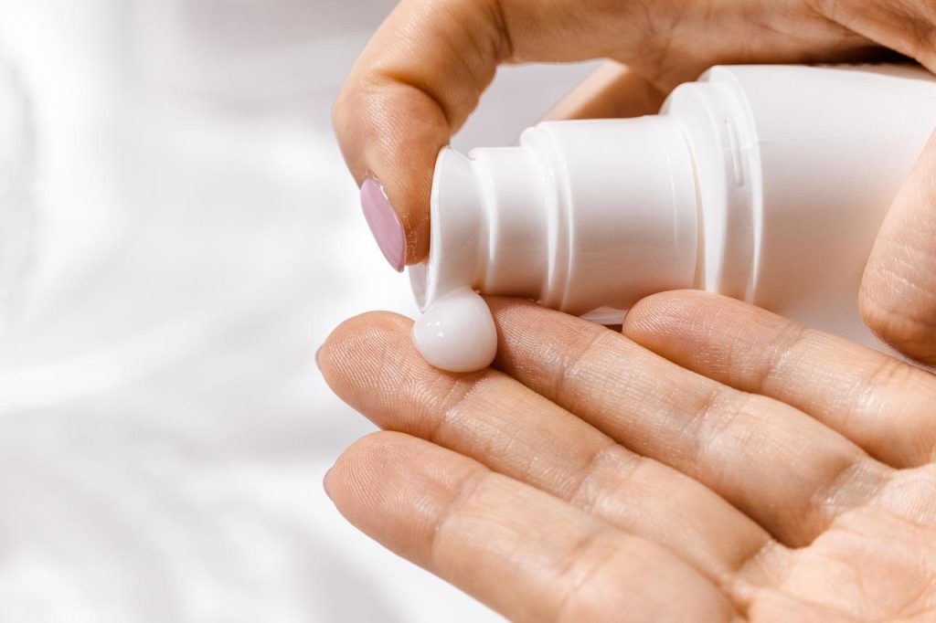 Natuurlijke scalp lotion met ingrediënten als tea tree olie en aloë vera voor een gezonde en verfriste hoofdhuid
