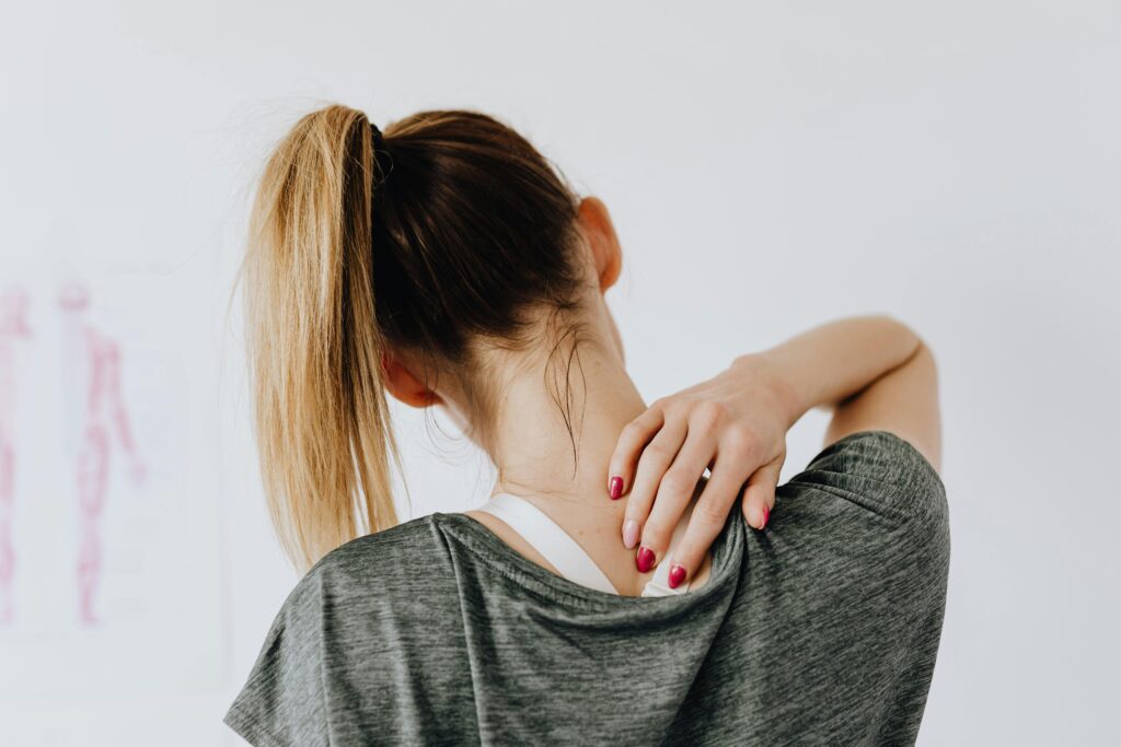 Ergofysiotherapie sessie met therapeut die functionele bewegingen en dagelijkse activiteiten begeleidt